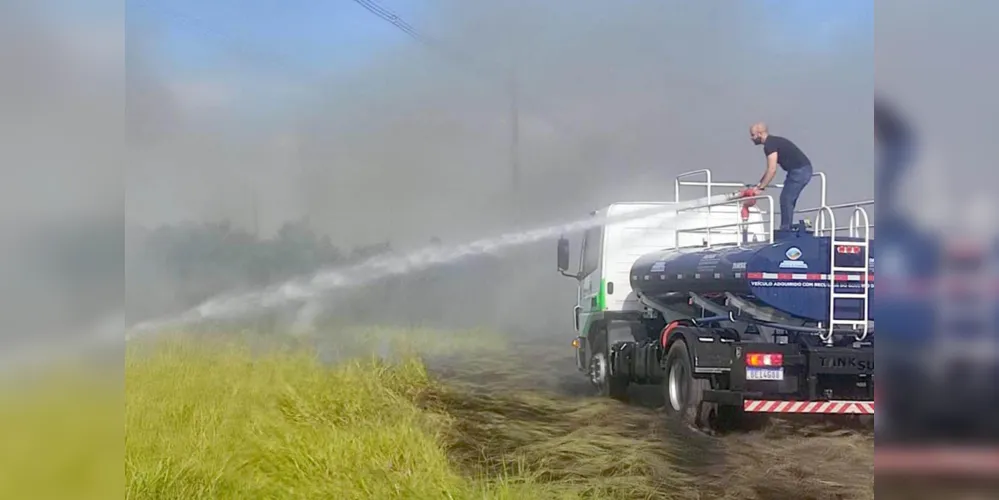 Caminhões-pipa auxiliam no combate a incêndios e levam água a comunidades distantes