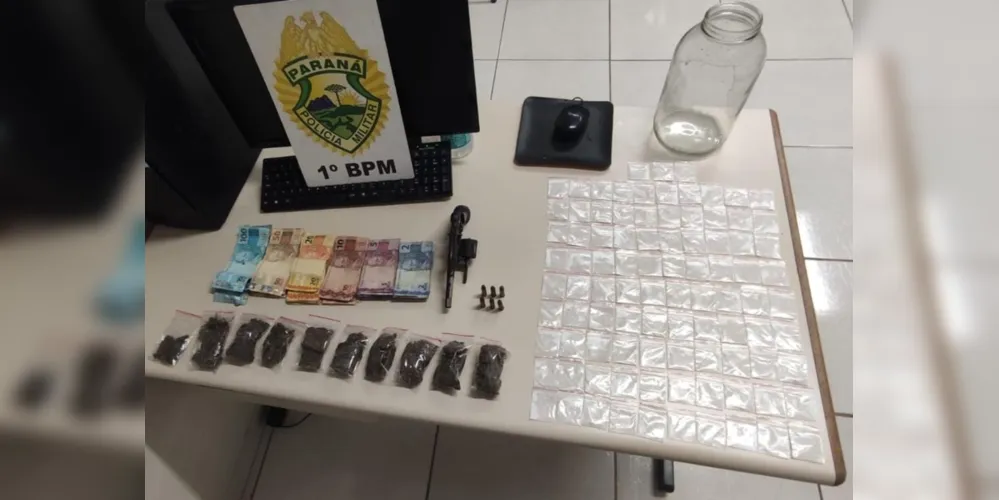 Além da arma e das drogas também foi encontrada certa quantia em dinheiro dentro de um guarda-roupa.