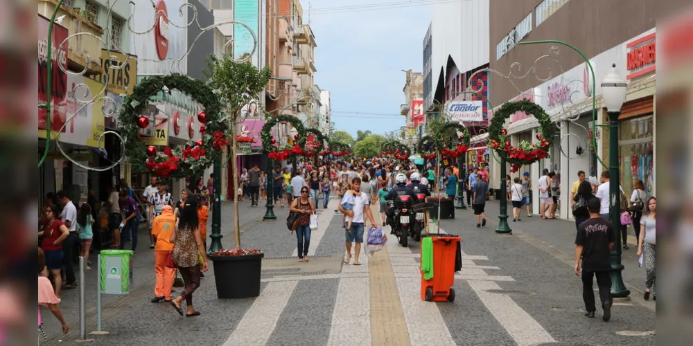 O calçadão de Ponta Grossa é o principal ponto de comércio popular no município