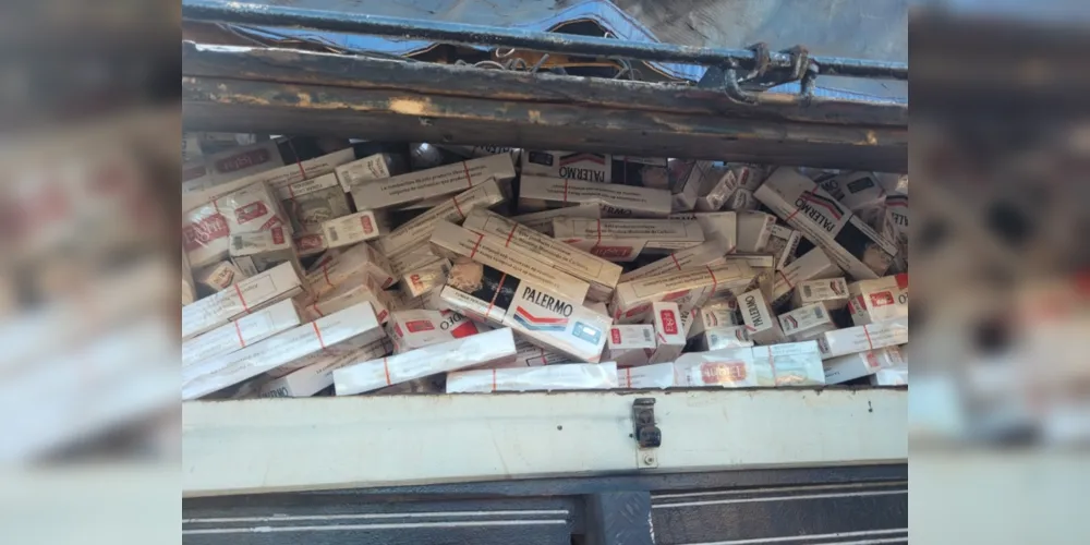 Imagem ilustrativa da imagem Caminhão é flagrado com 175 mil maços de cigarros na região