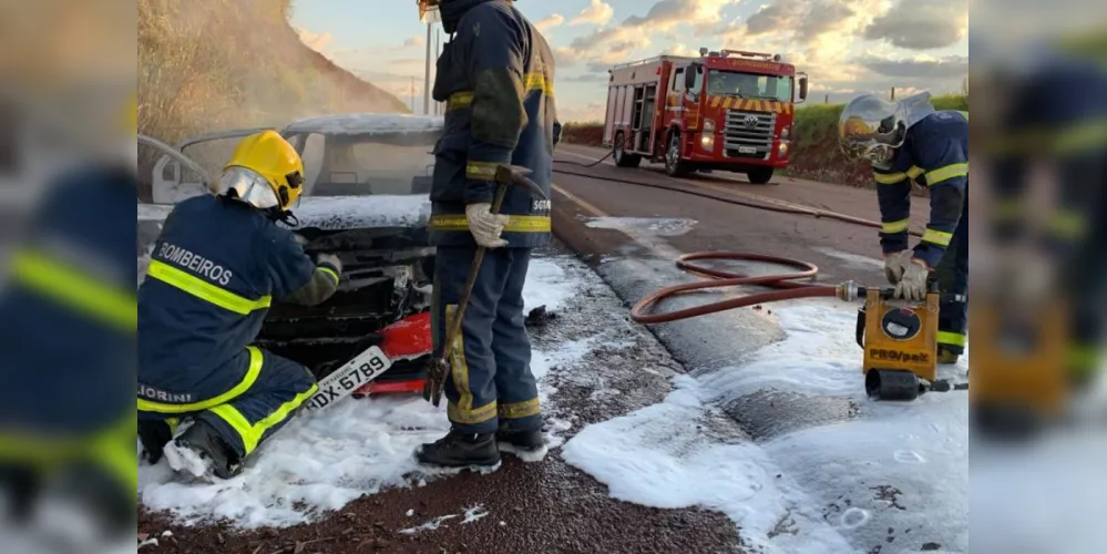A equipe foi acionada para apagar o incêndio de um carro e se surpreenderam ao encontrar o corpo no banco traseiro do veículo.