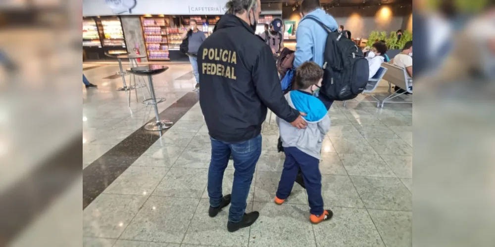 Criança de 5 anos que foi retirada de casa, na Suíça, pela mãe sem o consentimento do pai foi levada por equipe da PF em Pernambuco de volta para a Europa 