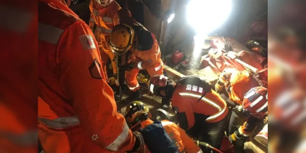 Um bebê e um homem morreram, e três pessoas foram resgatadas com vida.