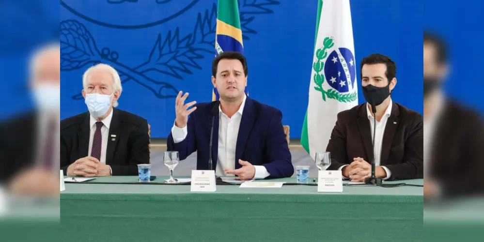 O governador Carlos Massa Ratinho Junior e o secretário de Educação e do Esporte, Renato Feder, apresentam o pacote de valorização profissional dos professores.
