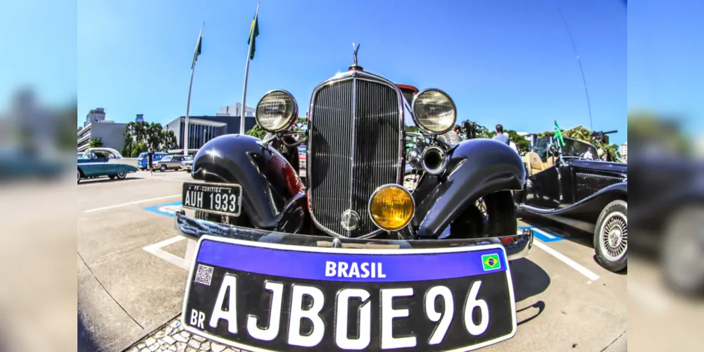 O evento reuniu mais de 100 veículos antigos, entre carros, motocicletas, caminhões e ônibus que ficaram em exposição no estacionamento do Palácio Iguaçu