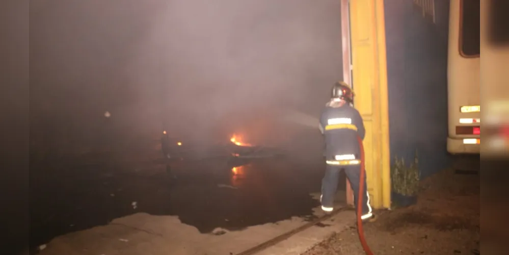 O incêndio destruiu duas empresas localizadas na avenida Presidente Kennedy, na região do bairro Contorno