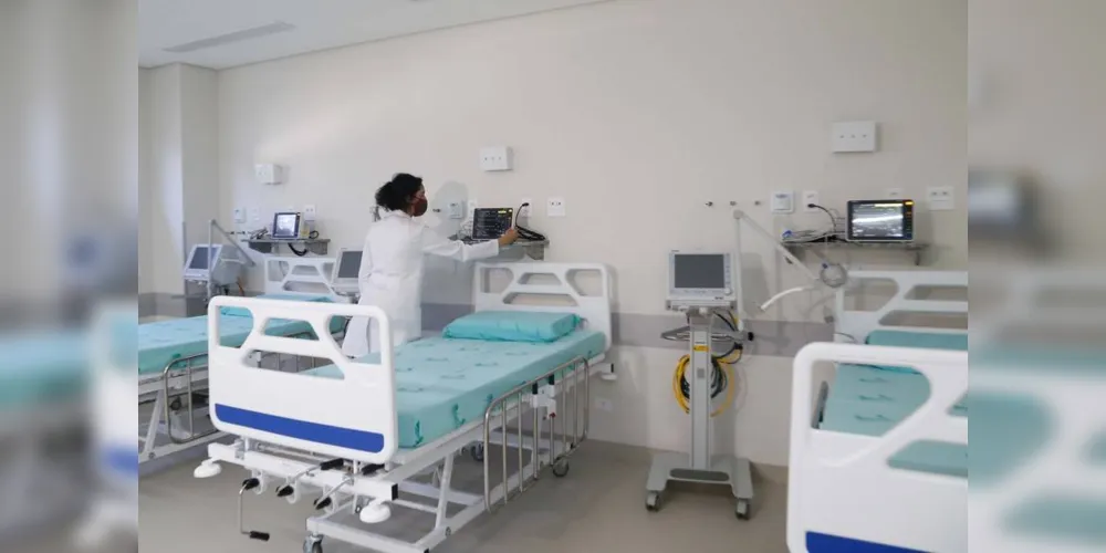 Ainda para o enfrentamento à pandemia, o Governo do Estado adiantou a entrega de três hospitais próprios, localizados em Guarapuava, Ivaiporã e Telêmaco Borba, destinando as unidades para atendimento exclusivo da doença.