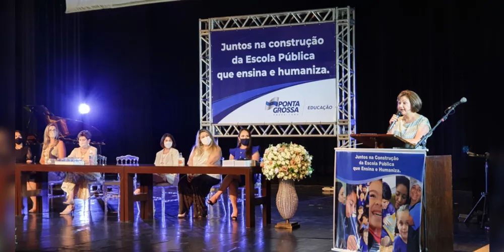 A cerimônia contou com a presença da secretária de Educação, professora Simone Pereira Neves, e da prefeita Elizabeth Schmidt.