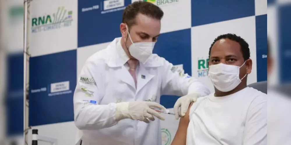 O primeiro a receber a dose da vacina brasileira foi o técnico de segurança patrimonial Wenderson Nascimento Souza, de 34 anos.