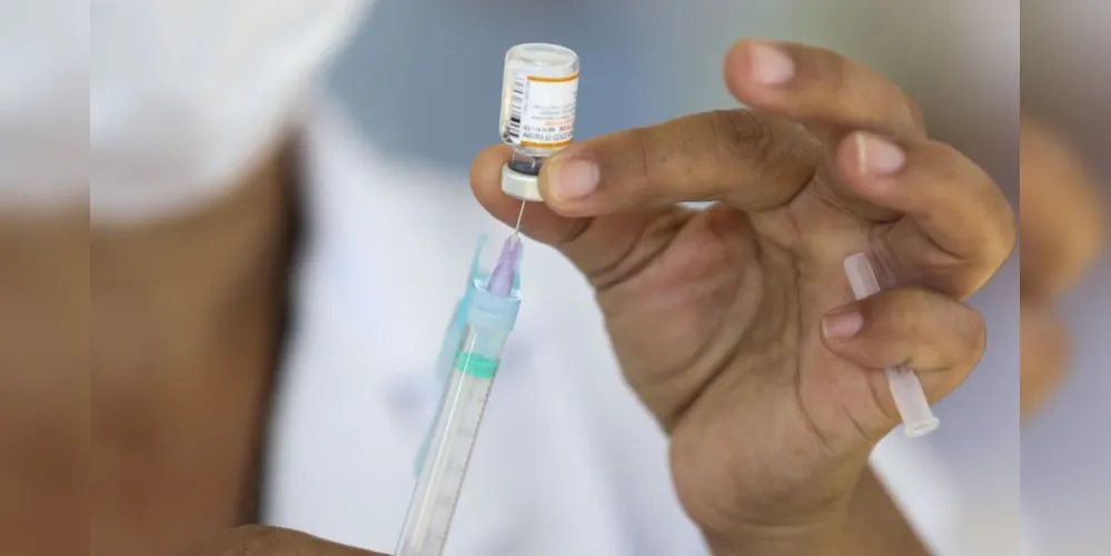 Um ano depois de começar a vacinação contra a covid-19, o Brasil se aproxima do patamar de 70% da população com as duas doses.