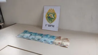 Dinheiro foi recuperado pela Polícia Militar de Ponta Grossa.