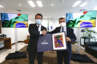 À esquerda o governador do Paraná, Ratinho Junior, e à direita o embaixador da Itália.