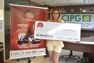 Vencedora do principal prêmio da Magia do Natal esteve na ACIPG para receber cheque de R$ 60 mil e relatou como foi a compra vencedora da campanha de Natal