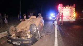 Acidente registrado na noite de sexta-feira (26), em Ponta Grossa, envolveu um carro e um caminhão