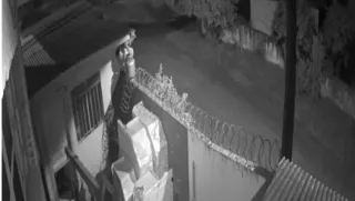 Imagem ilustrativa da imagem Arrombador escala muro de residência para furtar