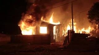 Cerca de 15 pessoas moravam no local e viram suas casas virarem cinzas. Ninguém se feriu. 