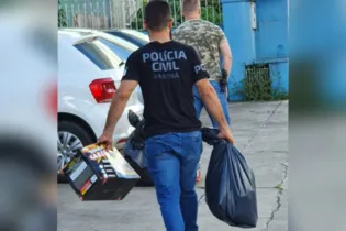 A Polícia Civil prendeu um comerciante, de 65 anos, por vender produtos ilegais e possuir artefatos explosivos