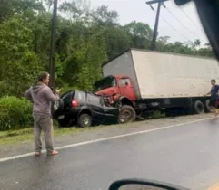 A colisão envolveu um automóvel Ford Ecosport e um caminhão baú.