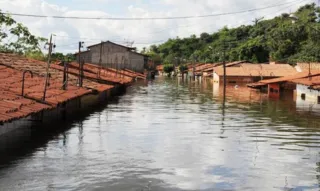 Rios transbordaram e enchente inundou casas e pontos comerciais