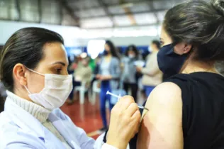 Atualmente, o Paraná está vacinando com a primeira dose toda a população acima de 12 anos.