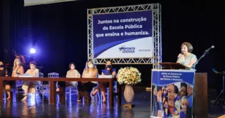 A cerimônia contou com a presença da secretária de Educação, professora Simone Pereira Neves, e da prefeita Elizabeth Schmidt.