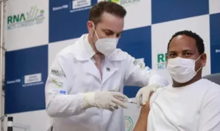 O primeiro a receber a dose da vacina brasileira foi o técnico de segurança patrimonial Wenderson Nascimento Souza, de 34 anos.