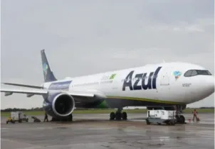 A Azul anunciou que seus voos começaram a ser impactados por causa do aumento no número de dispensas médicas de tripulantes contaminados com covid e gripe.