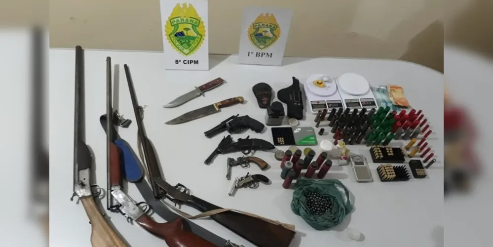 Armas, drogas, munições, entre outros, foram apreendidos pelos policiais