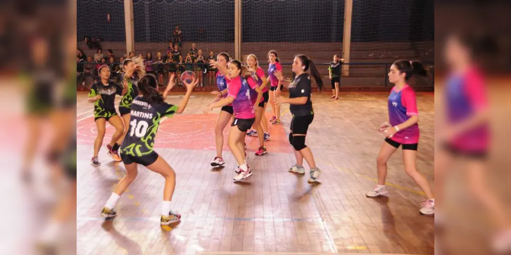 Atletas das escolas ponta-grossenses participam de competições em várias modalidades.