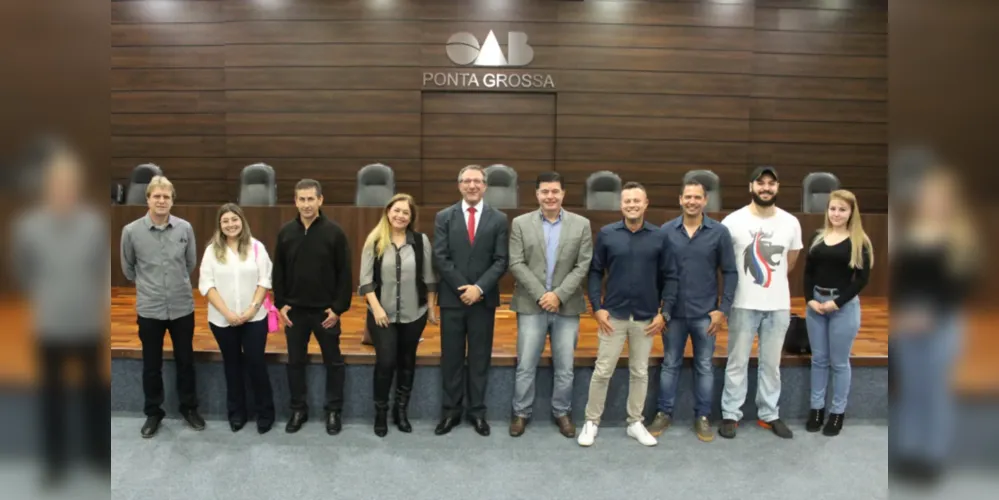 Ao centro o presidente da OAB de Ponta Grossa, Jorge Sebastião, e visitantes da UniSecal.