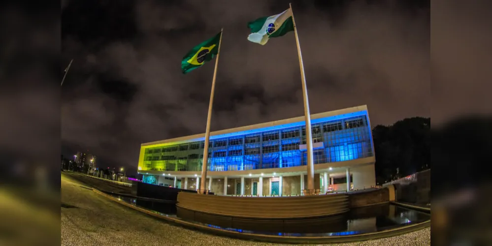 Sede do Palácio Iguaçu com as cores da Ucrânia