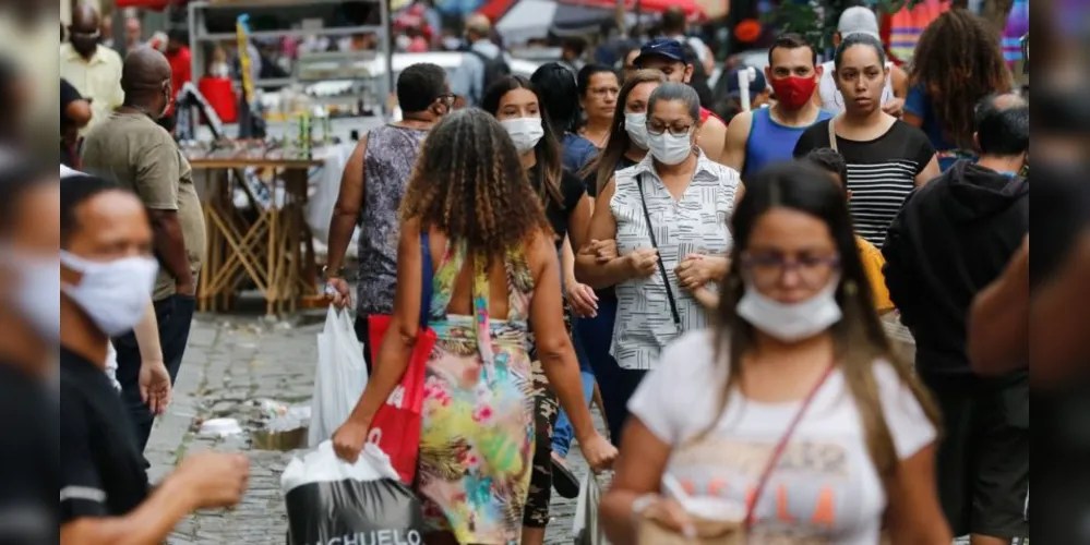 Lei Estadual obriga o uso de máscaras de proteção contra a covid-19 no Paraná.