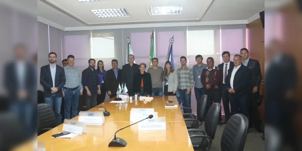 Lideranças do Poder Executivo e Legislativo de Ponta Grossa, junto de representantes do Sebrae.