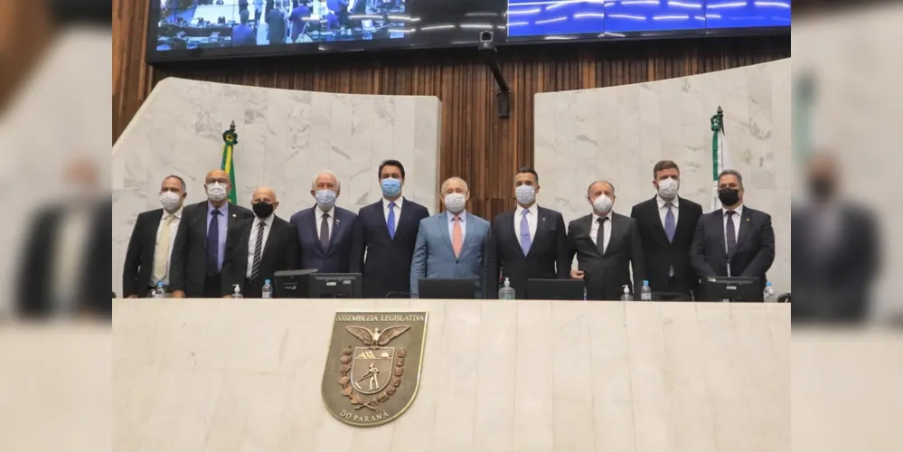 Lideranças do Paraná, durante sessão na Assembleia Legislativa.