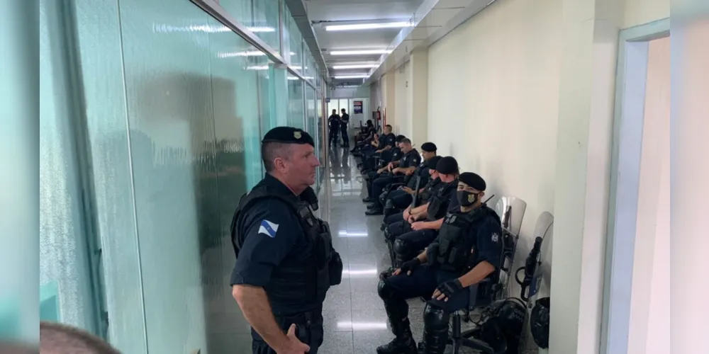 Na imagem feita pelo portal aRede, é possível ver mais de 15 guardas em um corredor
