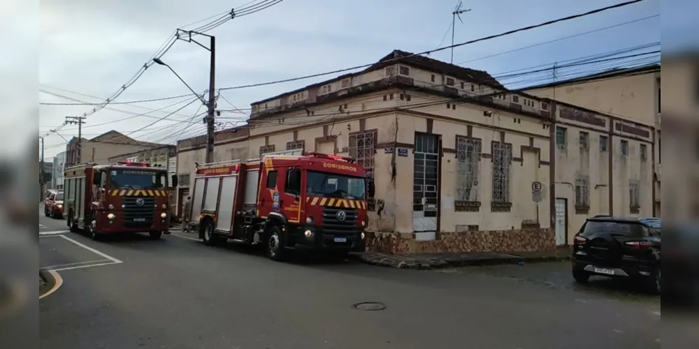 Os bombeiros controlaram as chamas no imóvel situado entre as ruas Fernandes Pinheiro, e Tenente Pinto Duarte.