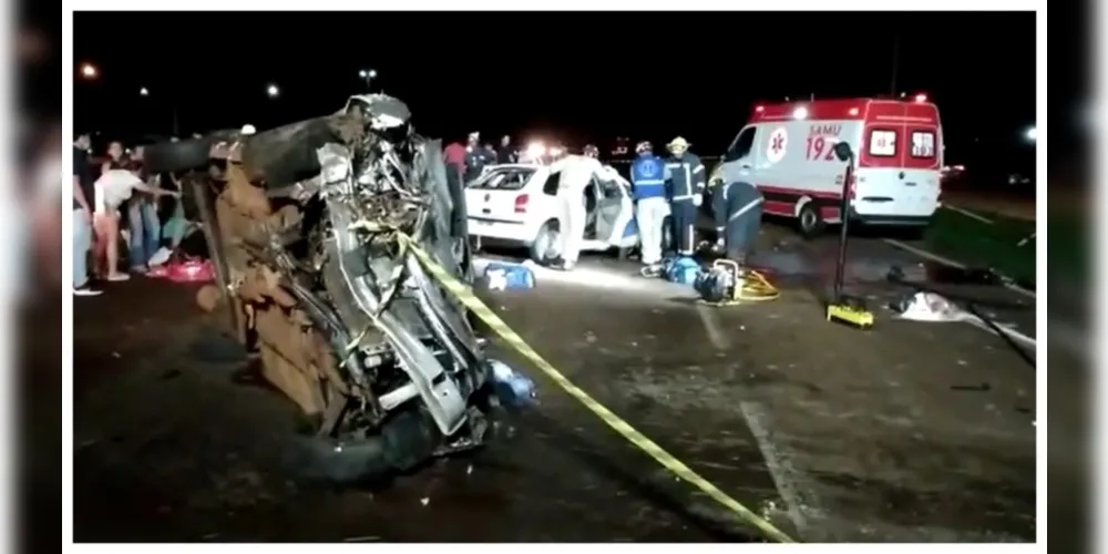 A colisão frontal foi tão violenta, que ambos os automóveis ficaram totalmente destruídos.