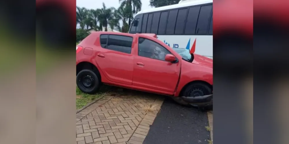 Um micro-ônibus bateu em dois veículos nesta manhã em Carambeí