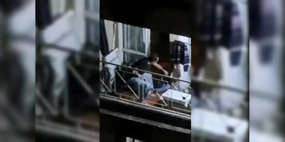 Nas imagens é possível ver a mulher caída no chão e o homem puxando o cabelo e desferindo chutes na vítima.