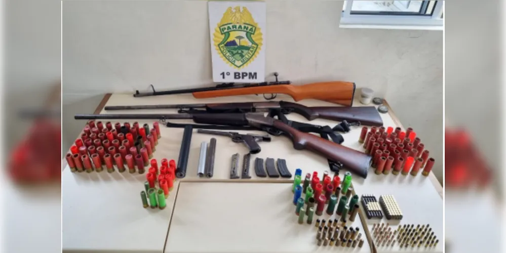 Armas e munições apreendidas na casa do suspeito.