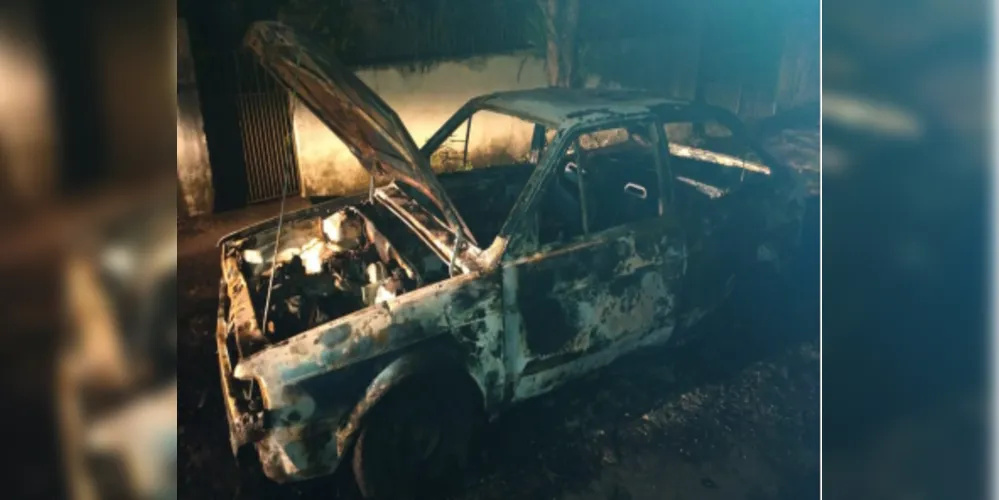 Por volta das 4h o veículo foi localizado totalmente incendiado na região da Vila Palmeirinha.