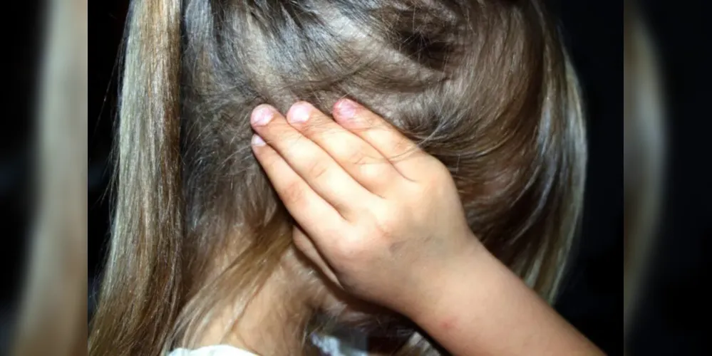 Uma mulher foi presa suspeita de filmar e divulgar imagens da filha de sete anos sendo abusada, em Curitiba.