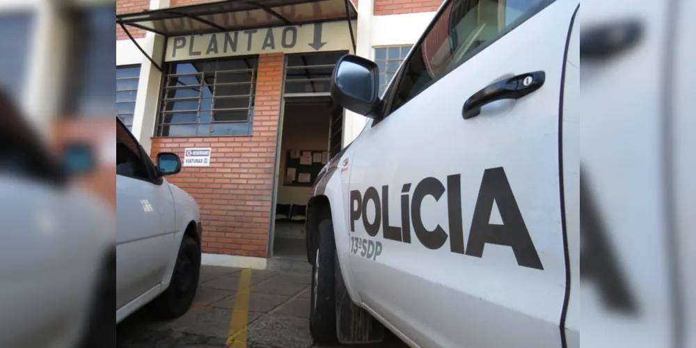 O suspeito e os objetos foram apreendidos e encaminhados para a 13ª Subdivisão Policial de Ponta Grossa.