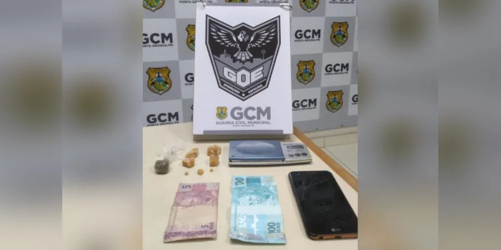 Foram encontradas sete pedras de crack, um invólucro de maconha, uma balança de precisão, dinheiro e um celular
