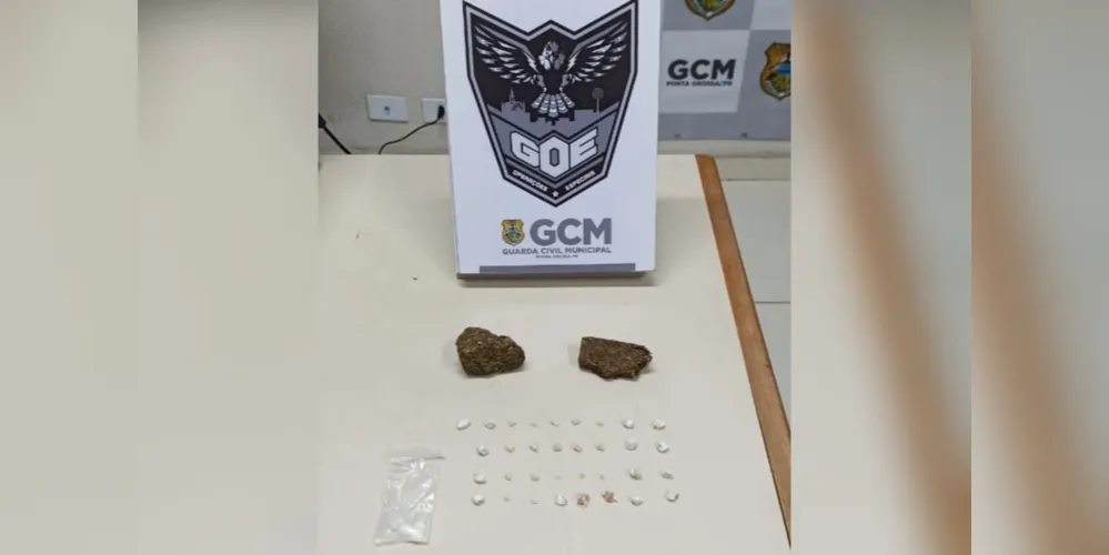 A equipe encontrou dois invólucros de maconha, 33 pedras de crack e um invólucro de cocaína.