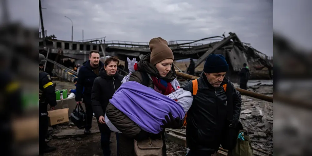 Civis ucranianos tentam escapar dos bombardeios constantes dos russos.