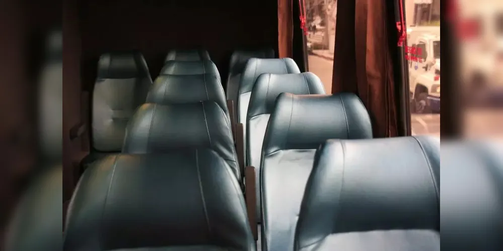Uma lâmpada acesa dentro de um ônibus de viagem causou uma briga entre dois passageiros.