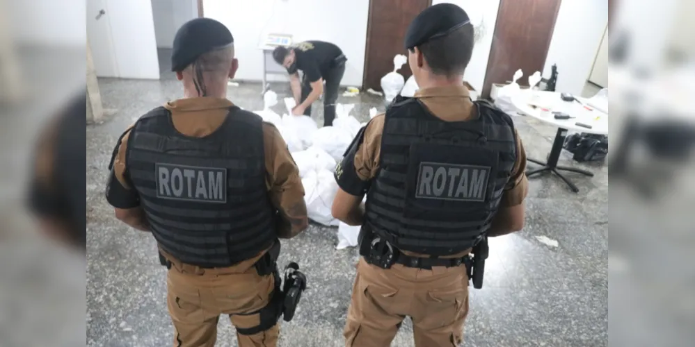 Policiais militares da ROTAM de Paranaguá localizam depósito com pasta base de cocaína estimada em R$ 150 milhões.