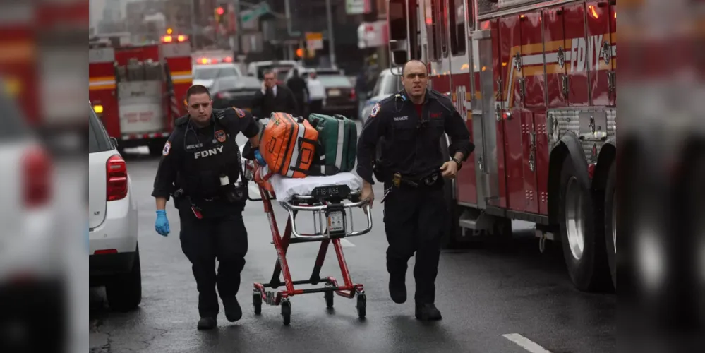 Ao menos cinco pessoas foram baleadas, segundo Associated Press. Caso aconteceu no Brooklyn. Polícia está no local buscando atirador.