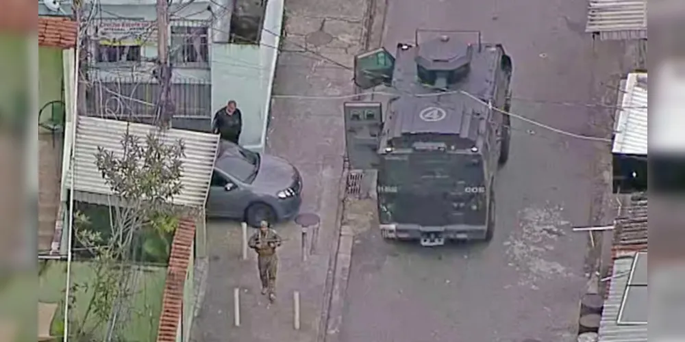 Operação conjunta da Polícia Militar, Polícia Federal (PF) e Polícia Rodoviária Federal (PRF) na Vila Cruzeiro, parte do Complexo da Penha, na Zona Norte do Rio.
